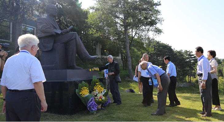 王大珩學術與教育思想暨國際光年學術研討會在長春舉行