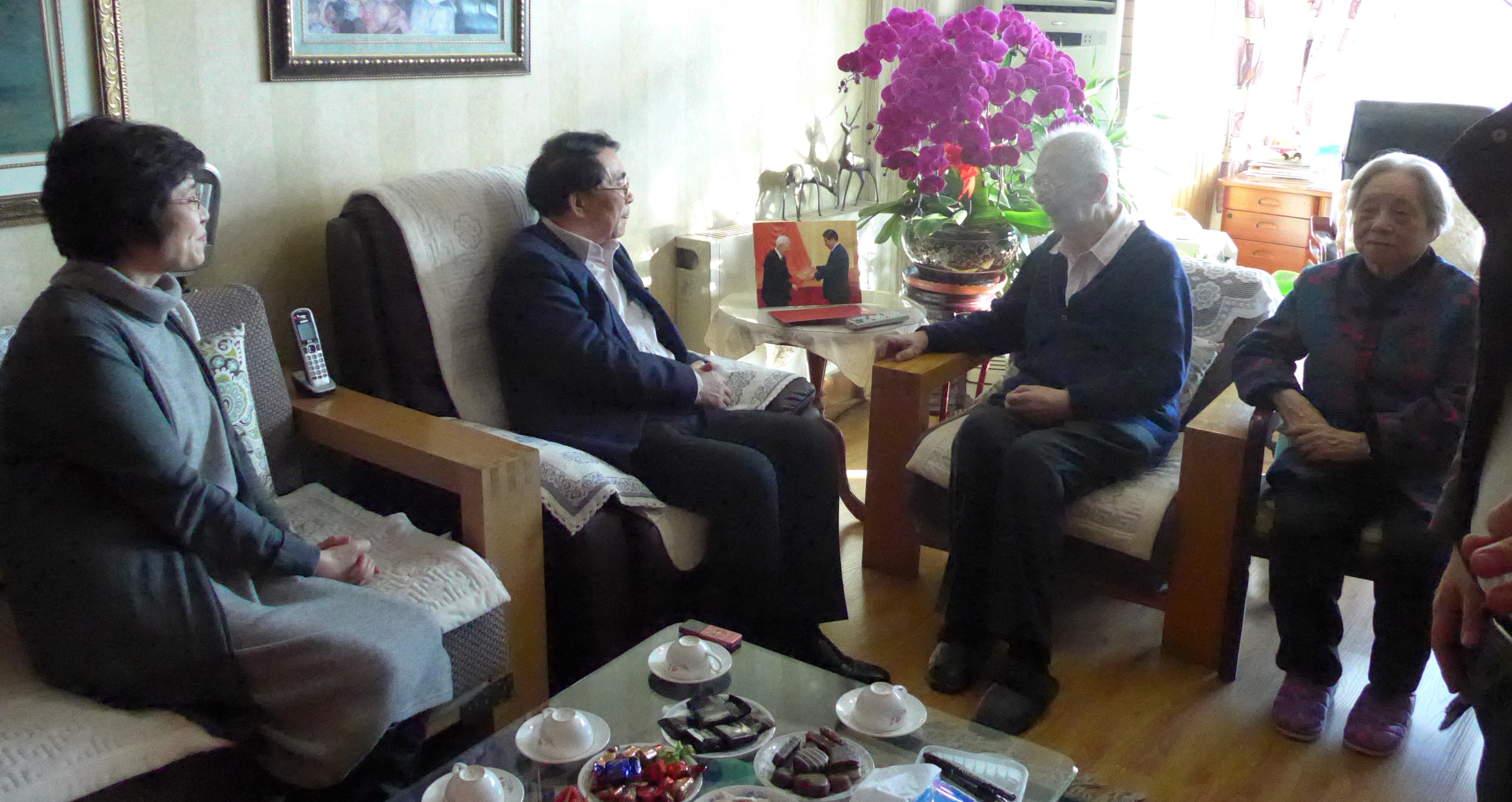 金猴隨春到 學(xué)部送溫暖