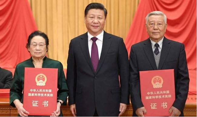 習(xí)近平出席2016國(guó)家科技獎(jiǎng)勵(lì)大會(huì)并為獲獎(jiǎng)代表頒獎(jiǎng)