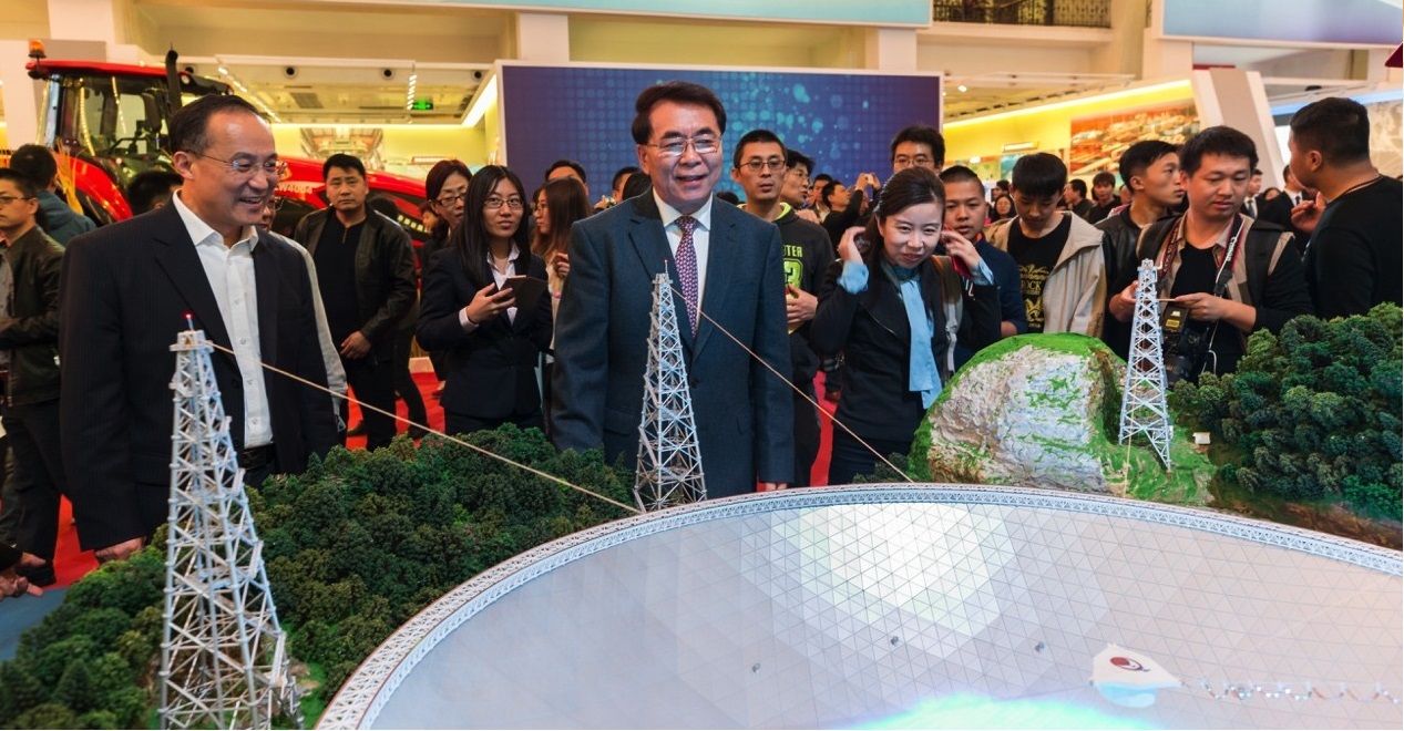 白春禮一行參觀“砥礪奮進的五年”大型成就展